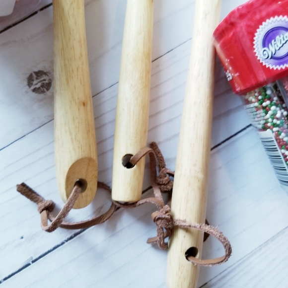 Wilton Holiday Cupcake Silicone Baking Gift Set - Picture 4 of 5